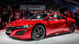 Acura nsx. За дизайн и техническую начинку спорткара Acura NSX отвечал центр разработок компании Honda в Огайо. В этом же штате автомобили будут собирать руками сотни высококвалифицированных работников.