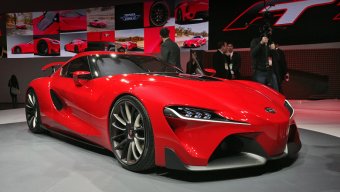 Toyota ft-1,Toyota concept. Пропорции кузова пока — дань традиции. Мол, так же были скомпонованы тойотовские спорткары в прошлом. С рядными «шестёрками» спереди и задним приводом. Сейчас японцы якобы сами не знают, что в результате окажется под длинным капотом.